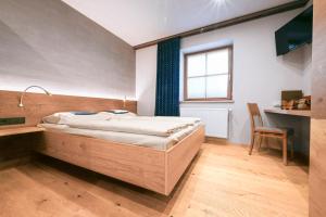 Un pat sau paturi într-o cameră la Winzerhof Kiss