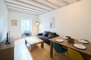 een woonkamer met een bank en een tafel bij LE BLUM COEUR - Hyper Centre Nantes in Nantes