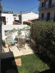 a patio with two chairs and a table in a yard at casita limon in Palma de Mallorca