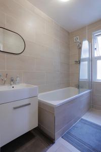 Ванная комната в Luxury Apartment in Kensal Rise