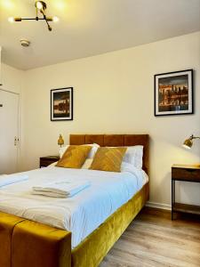 una camera da letto con un grande letto con lenzuola bianche di Rooms Near Me - Apartment 4, Smart Tv, Free Parking a Halesowen