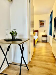 a hallway with a table and a bedroom at Rooms Near Me - Apartment 4 Netflix Fast Wifi in Quinton