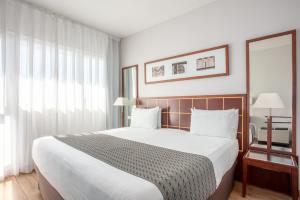 Postel nebo postele na pokoji v ubytování Eurostars Toledo