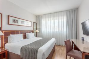 Postel nebo postele na pokoji v ubytování Eurostars Toledo