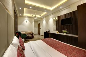 a hotel room with a bed and a television at HOTEL KASHISH PLAZA in New Delhi