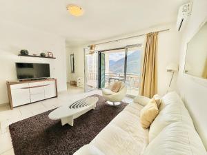 Photo de la galerie de l'établissement Lavender Bay Apartment C21, à Donji Morinj 12 autres photos
