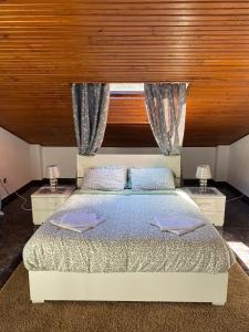um quarto com uma cama grande e um tecto em madeira em JMCA em Castro-Urdiales