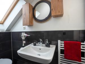 a bathroom with a sink and a mirror on the wall at SR24 - Stilvolles Apartment 3 in Oer-Erkenschwick in Oer-Erkenschwick