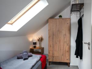 1 dormitorio con 1 cama y armario de madera en SR24 - Stilvolles Apartment 3 in Oer-Erkenschwick, en Oer-Erkenschwick