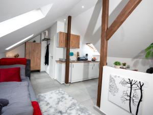 een keuken en een woonkamer met een bed in een kamer bij SR24 - Stilvolles Apartment 3 in Oer-Erkenschwick in Oer-Erkenschwick