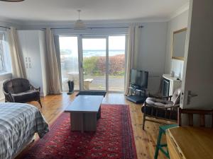 Gallery image of Lakeland Midsummer Lakehouse in Oughterard