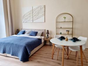 Posteľ alebo postele v izbe v ubytovaní 7th Heaven Apartment close to metro and center