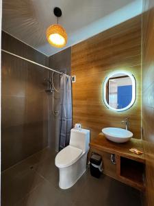 a bathroom with a toilet and a sink at Gamora Hotel Playa in Los Órganos