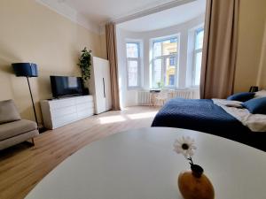 Televízia a/alebo spoločenská miestnosť v ubytovaní 7th Heaven Apartment close to metro and center