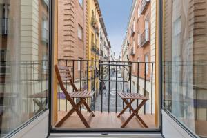 a balcony with a chair and a view of a street at 4 Bears Sharehome in Madrid