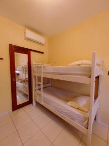 מיטה או מיטות קומותיים בחדר ב-Pousada Viva Praia