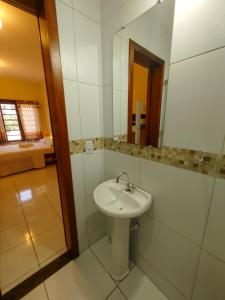 Pousada Viva Praia في باراكورو: حمام مع حوض ومرآة