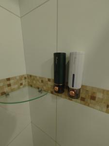 een badkamer met een glazen plank en een koffiezetapparaat bij Pousada Viva Praia in Paracuru
