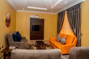 A seating area at Otk's Apartment