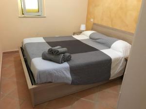 een paar bedden in een slaapkamer met handdoeken bij La Terrazza sul Mare in Siculiana Marina