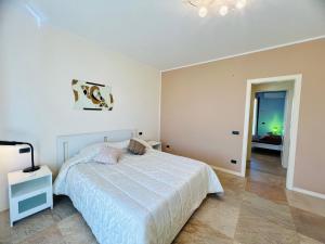 - une chambre blanche avec un lit et une lampe dans l'établissement Rosa di Mare, à Capaci