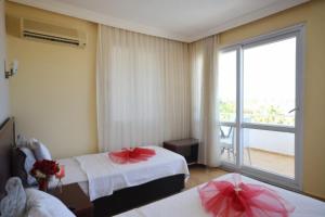 Giường trong phòng chung tại ADMİRAL HOTEL