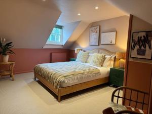 a bedroom with a large bed in a attic at Spring Crescent Cottage in Rye in Rye