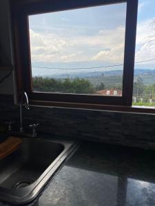 un lavandino da cucina di fronte a una finestra di TerraZen Cabaña Privada a Villa de Leyva