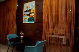 A seating area at Otk's Apartment