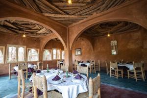 Restoran või mõni muu söögikoht majutusasutuses Lodge Hara Oasis