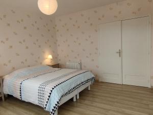 a bedroom with a bed and a large closet at Maison Saint-Georges-d'Oléron, 5 pièces, 8 personnes - FR-1-778-19 in Saint-Georges-dʼOléron