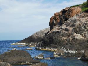 un littoral rocheux avec des rochers dans l'eau dans l'établissement NEW WAVE HOMESTAY, à Ấp Khánh Phước (1)