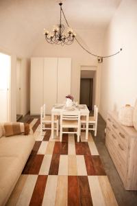 una sala da pranzo con tavolo e sedie bianchi di Casa Vita Lenta by Momò Apulia a Monopoli
