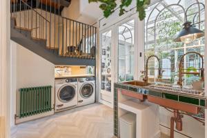 a laundry room with a washer and dryer at 4 Bears Sharehome in Madrid