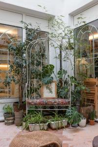 un banc dans une pièce pleine de plantes dans l'établissement 4 Bears Sharehome, à Madrid
