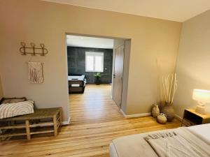 ein Schlafzimmer mit einem Bett und ein Zimmer mit einem Schreibtisch in der Unterkunft Appartement bohème avec bain balnéo in Lüttich