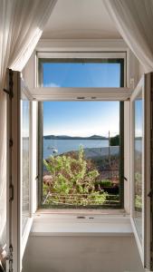 una ventana abierta con vistas al océano en Apartment Val with sea view en Šibenik