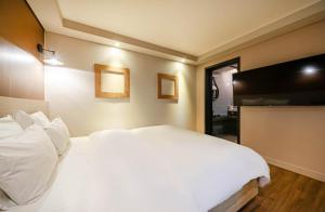 Postel nebo postele na pokoji v ubytování Ulsan Hotel 109