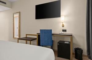 TV a/nebo společenská místnost v ubytování Hotel Zentral Gijón Rey Pelayo + 37 fotografií