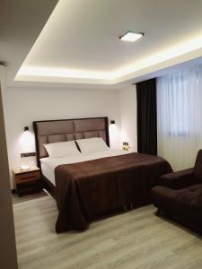 1 dormitorio con 1 cama grande y 1 sofá en Hotel Kriti en Antalya