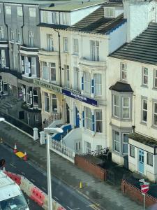 una vista aérea de una calle de la ciudad con edificios en Backpackers Blackpool - Family Friendly Hotel, en Blackpool