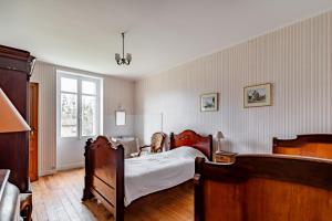 a bedroom with a bed and a window at Sorbède - Charmante maison pour 10 personnes in Montussan