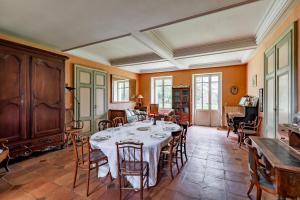 une grande salle à manger avec une table et des chaises dans l'établissement Sorbède - Charmante maison pour 13 personnes, à Montussan