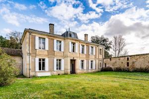 Une ancienne maison en briques avec deux cheminées en haut dans l'établissement Sorbède - Charmante maison pour 13 personnes, à Montussan