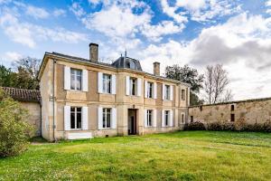 an old brick house with two chimneys on top of it at Sorbède - Charmante maison pour 10 personnes in Montussan