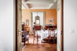 a dining room with a table and chairs at Sorbède - Charmante maison pour 10 personnes in Montussan +16 photos