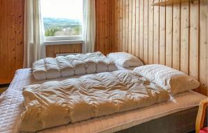 Posteľ alebo postele v izbe v ubytovaní Beautiful Apartment In Eidsvg I Romsdal With Wifi