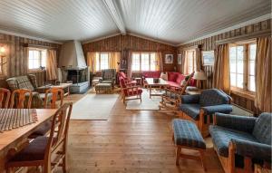 uma sala cheia de móveis e uma mesa em 5 Bedroom Awesome Home In yer em Øyer