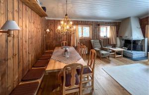 uma sala de jantar com uma mesa de madeira e cadeiras em 5 Bedroom Awesome Home In yer em Øyer