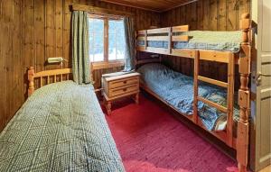 1 Schlafzimmer mit 2 Etagenbetten in einer Hütte in der Unterkunft 5 Bedroom Awesome Home In yer in Øyer